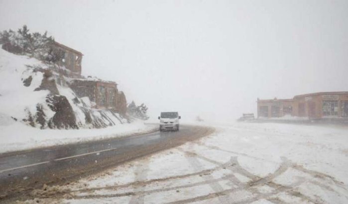 Automobilisten urenlang vast door sneeuw in Tizi n'Tichka (video)