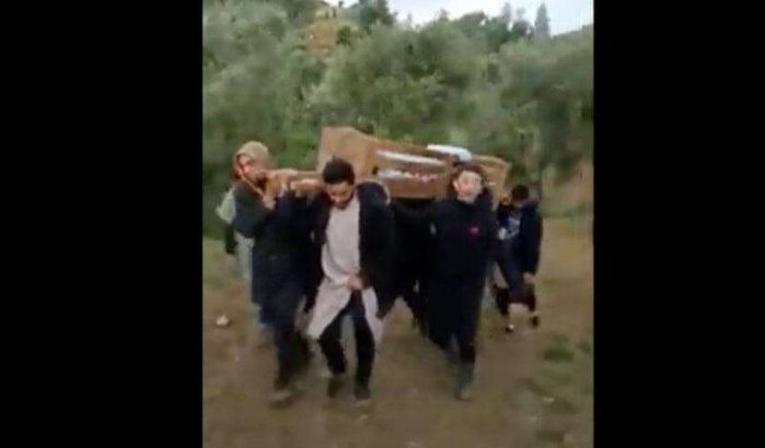 Marokkaanse die gaat bevallen in doodskist vervoerd (video)