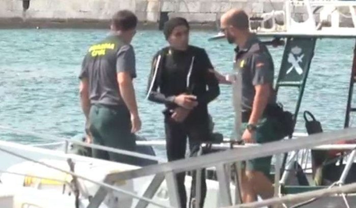 Marokkaanse migrant naar Spanje… op een surfplank (video)