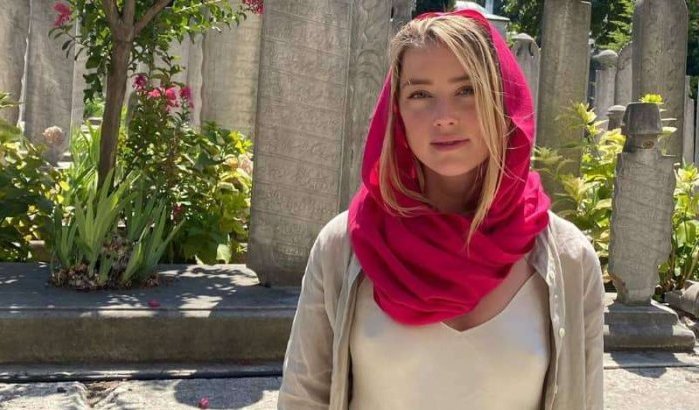 Amber Heard onder vuur na foute outfit in moskee