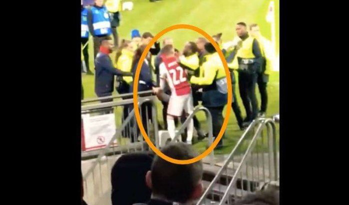 Hakim Ziyech grijpt in om fan te beschermen (video)