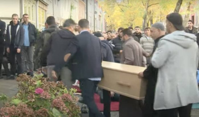 Marokkaanse gemeenschap massaal aanwezig bij Djanazah-gebed verongelukt gezin Gouda (video)
