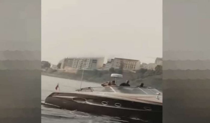 Mohammed VI met jacht voor kust Fnideq gespot (video)