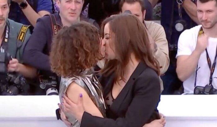 Ophef om zwoele kus van twee Marokkaanse actrices (video)