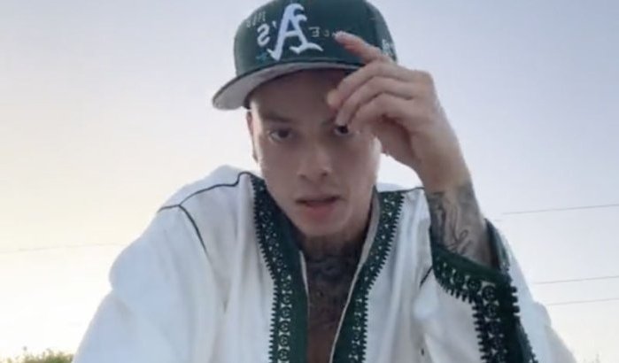 Britse rapper Central Cee in traditionele Marokkaanse outfit (video)