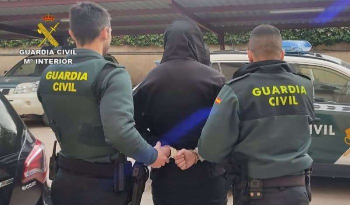 Marokkaan laat kinderen achter in Spanje om op vakantie te gaan in Marokko