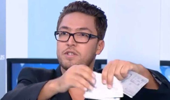 Voormalige bokskampioen scheurt paspoort kapot op televisie