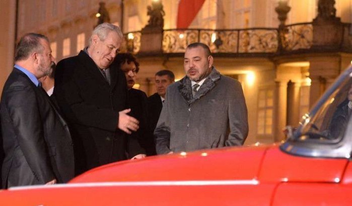 Koning Mohammed VI krijgt vijf oldtimers cadeau in Praag (video)