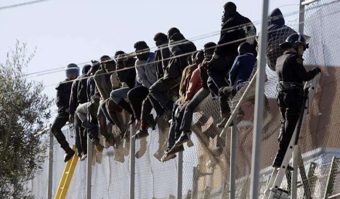 Marokko houdt 300 migranten tegen die Sebta binnen wilden (video)