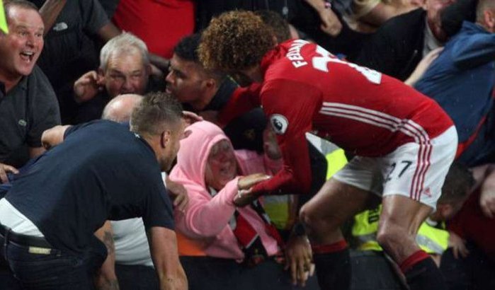 Marouane Fellaini redt vrouw tijdens wedstrijd (foto's)