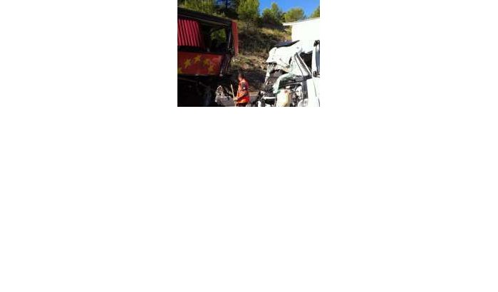 Vrachtwagen rijdt in op bus in Tetouan, 1 dode