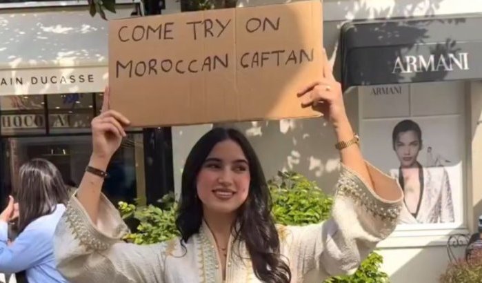 Marokkaanse influencer laat mensen op straat kaftan passen (video)