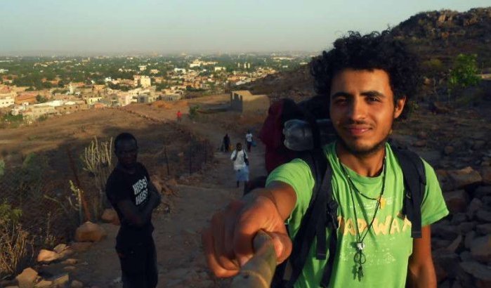 Marokkaan maakt te voet rondreis in Afrika