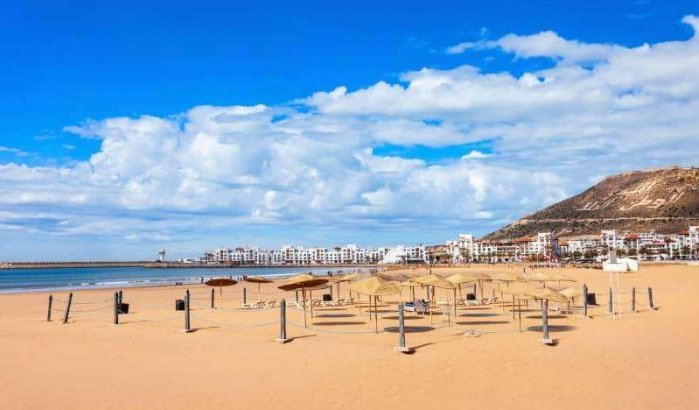 Stranden Agadir uitgerust met beachvolley en beachsoccer terreinen