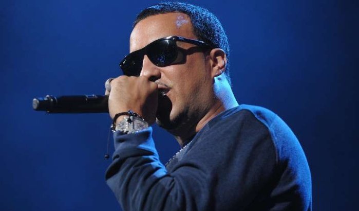 French Montana deelt geld uit in Casablanca (video)