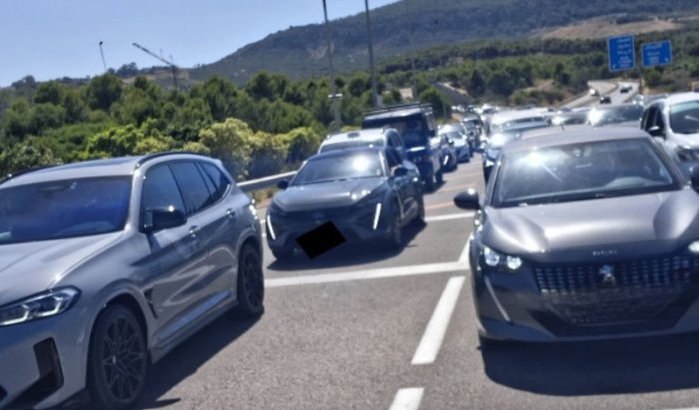 Uren in de file om naar het strand te gaan in Tetouan