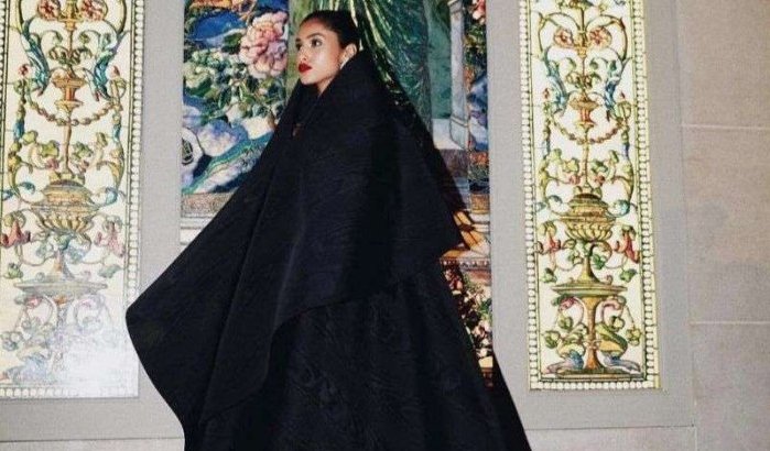 Imaan Hammam volledig in het zwart op Met Gala (foto's)