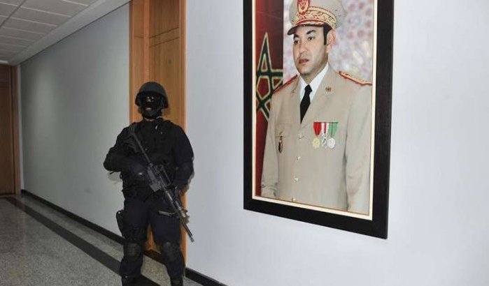 Marokkaanse FBI toont in beslag genomen wapenarsenaal IS-terreurcel