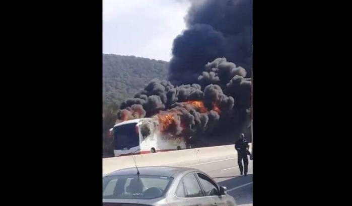 Bus met wereld-Marokkanen vliegt in brand in Tanger Med