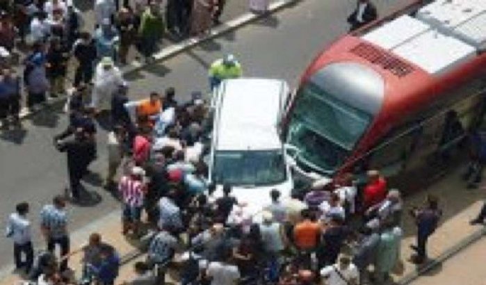 Tram Casablanca botst tegen auto