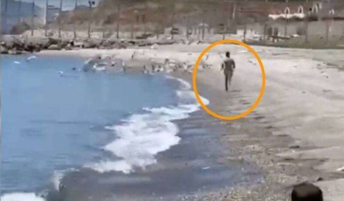 Marokkaan probeert zwemmend grens Sebta over te steken (video)
