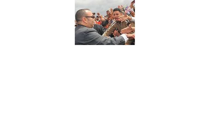 Koning Mohammed VI wandelt in sloppenwijk Rabat 