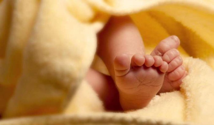 Marokkaanse bevalt van baby bij grens Sebta