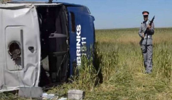 Marokko: geldwagen met 17 miljoen dirham over de kop (foto's)