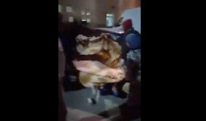 Marokko: vrouw wordt in ziekenhuis geweigerd en bevalt op straat (video)