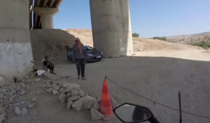 Geldafpersing op Marokkaanse weg (video)