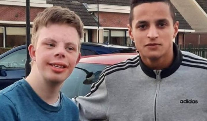 Mo Ihattaren verrast 17-jarige Ruben met voetbalshirt