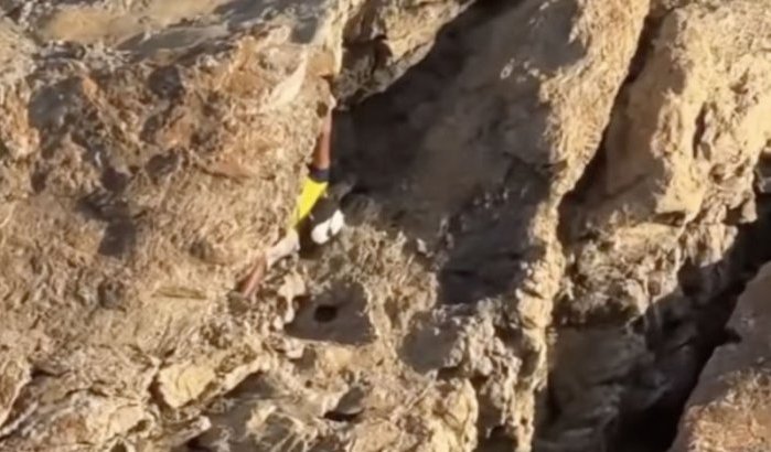 Spectaculaire redding in Al Hoceima: man vast op steile rotswand (video)