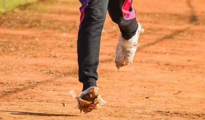 Ontroering om Marokkaans jongetje die op blote voeten loopt (foto's)