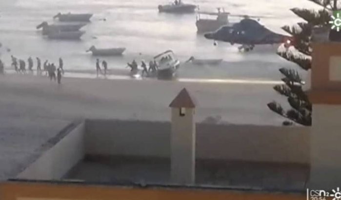 Strandgangers in Spanje proberen aangespoelde Marokkaanse hasj te stelen (video)