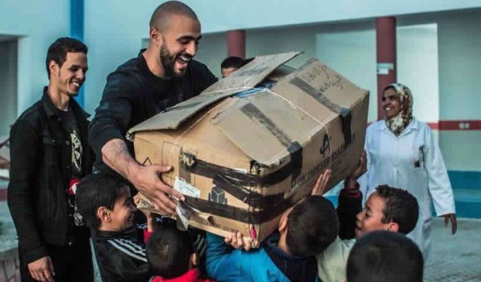 Badr Hari geeft 1000 trainingspakken aan weeskinderen (foto's)