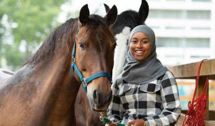 Khadija Mellah wint paardrijwedstrijd Magnolia Cup met hoofddoek op