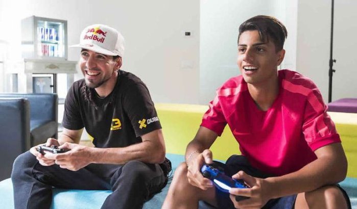 Hachim Mastour meet zich met freestyle kampioen Séan Garnier