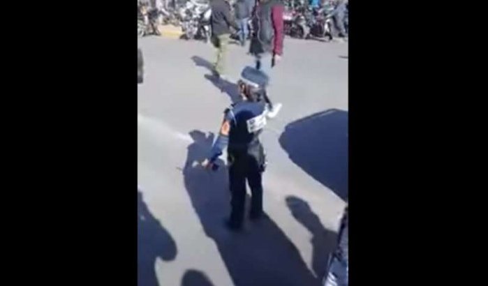 Marokko: piepjonge politieagent regelt verkeer (video)