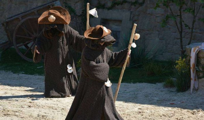 Mannen in "djellaba" terroriseren kerkgangers