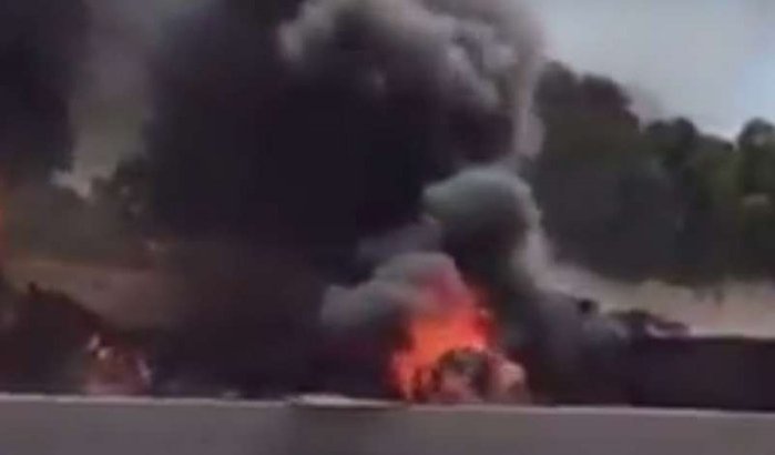 Indrukwekkende beelden brandend vrachtwagen op snelweg Marokko
