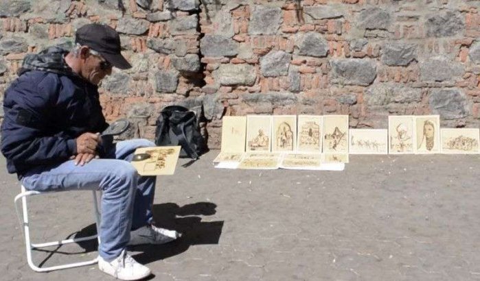 Marokkaanse kunstenaar maakt schilderijen met zonnestralen (video)
