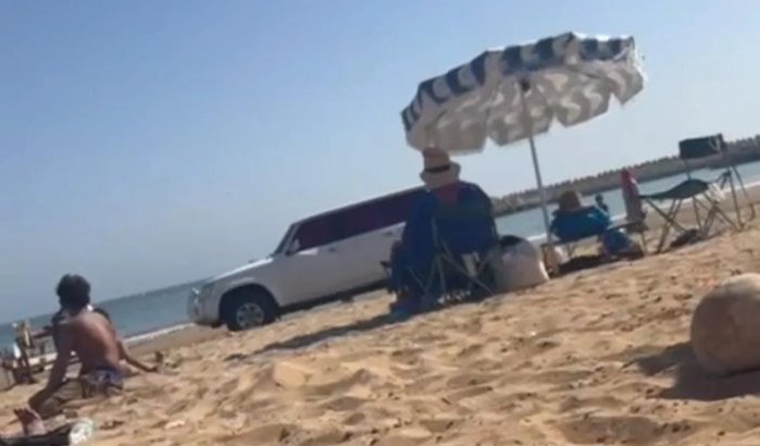 Terreinwagen creëert paniek op volle strand Agadir