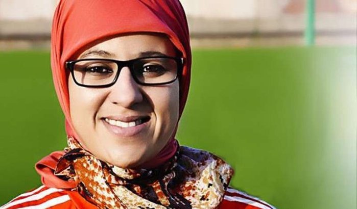 Karima fluit tussen de mannen