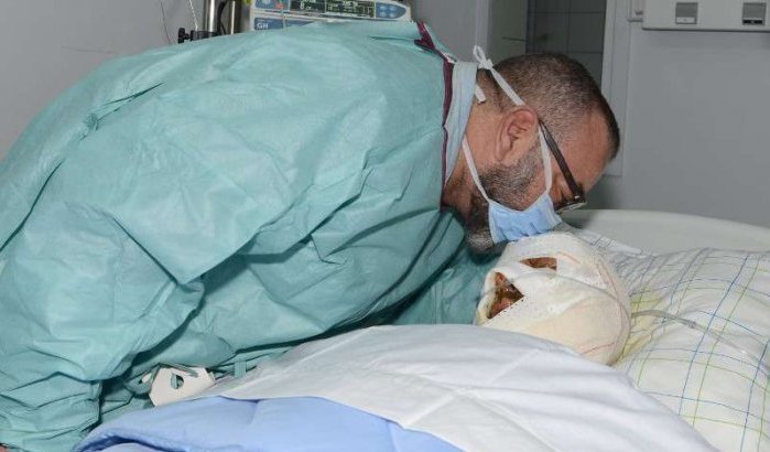 Koning Mohammed VI bezoekt slachtoffer busongeluk (foto)