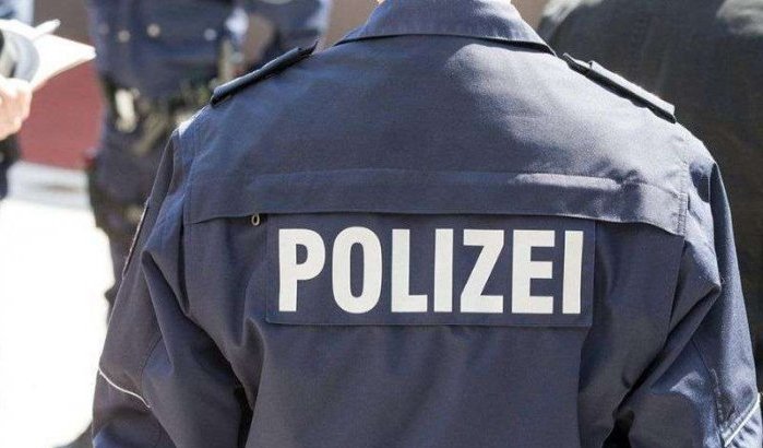 Agent die in Duitsland handdruk vrouw weigerde veroordeeld