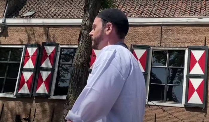 Jaap loopt in djellaba door Den haag en schrikt van negatieve reacties (video)