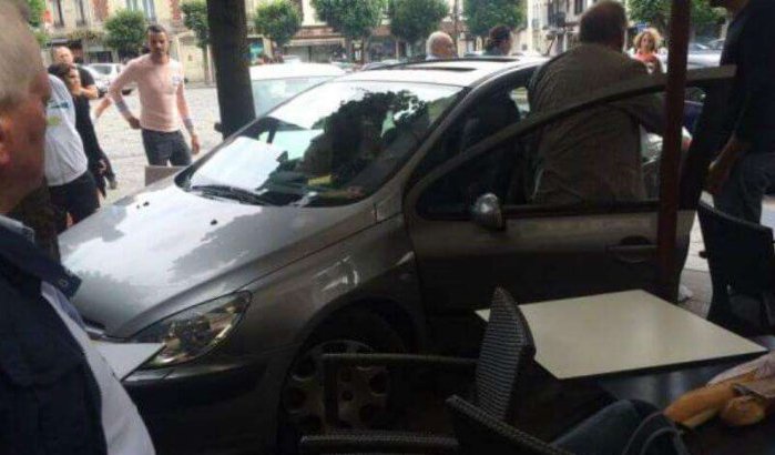 Auto rijdt terras café op in Fez