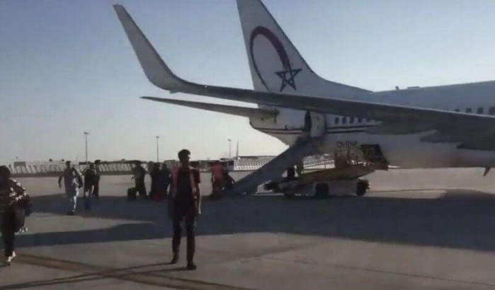 Noodlanding toestel Royal Air Maroc in Parijs (video)