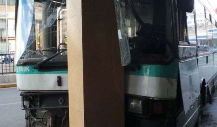 Bus zonder remmen knalt tegen paal in Casablanca