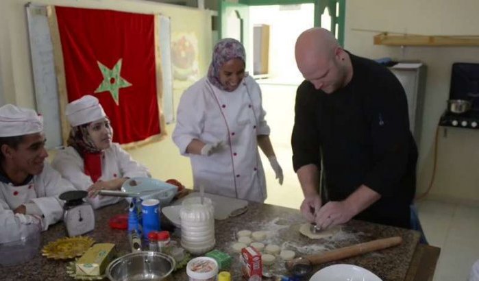 Bekende Amerikaanse chef bezoekt keukenschool in Marokko